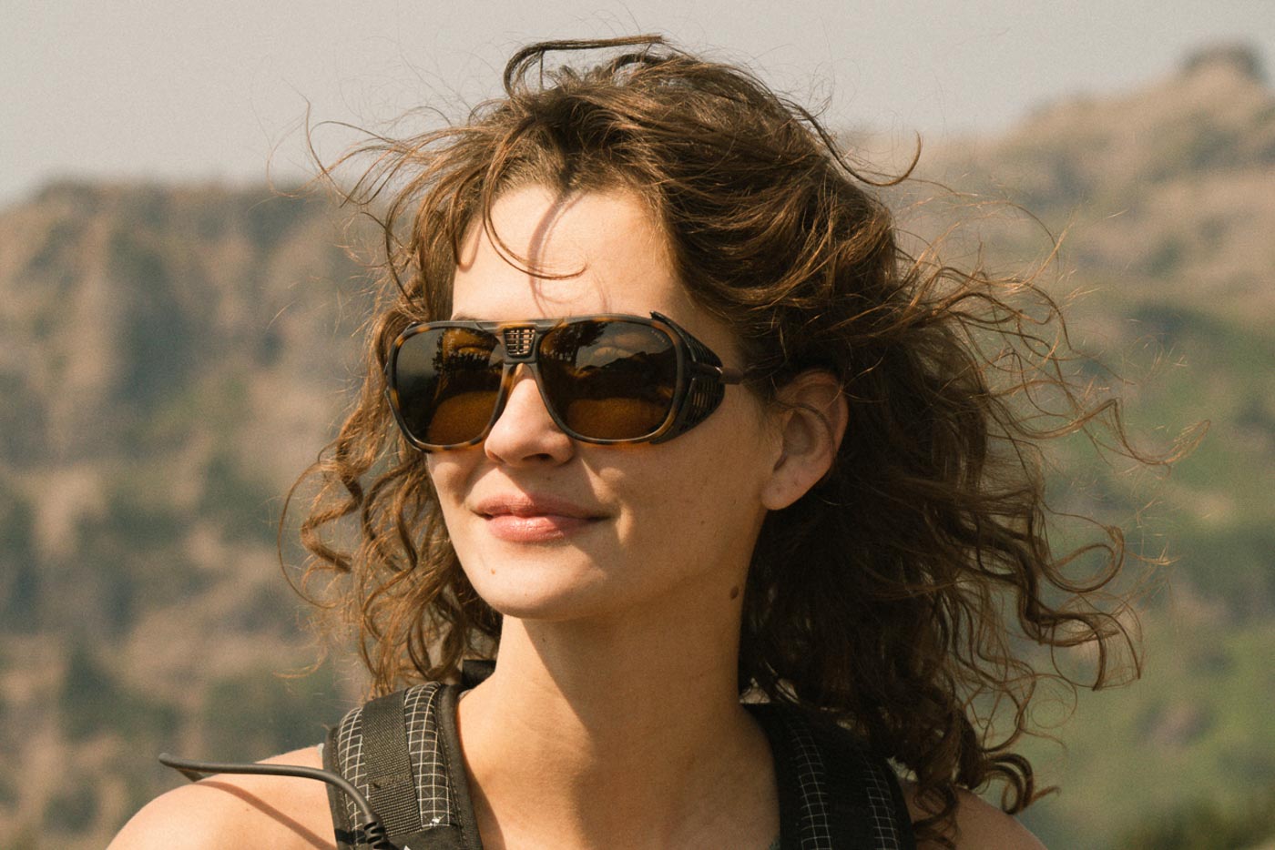 Tortoise_grey Back of Ombraz classic armless string sunglasses tightening adjusters