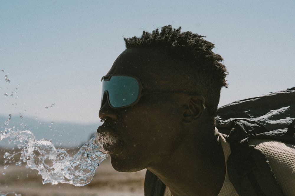 refugio_tortoise_grey_with_blackMirror Close up of Ombraz refugio armless rope sunglasses