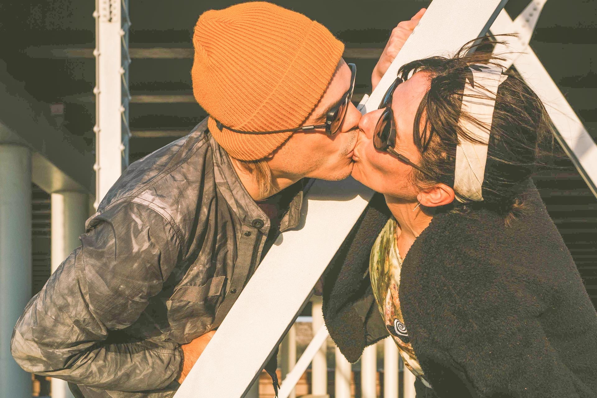 People kissing wearing Ombraz teton armless sunglasses TETON_CHARCOAL_GREY