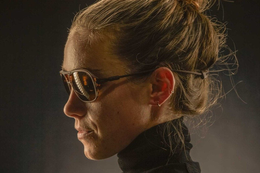 leggero_tortoise_brown Side shot of woman wearing Ombraz leggero armless strap sunglasses